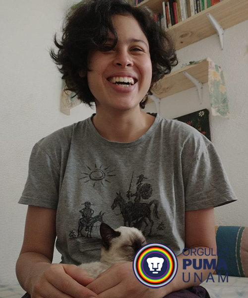 Retrato de Paula Martínez Ramos con logo de Orgullo PUMA UNAM