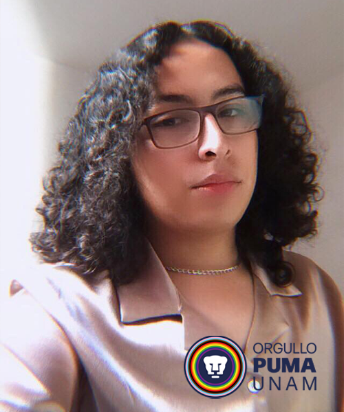 Retrato de Jonathan Pérez Juárez con logo de Orgullo PUMA UNAM